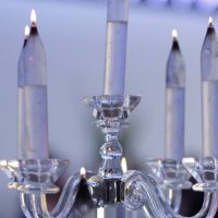 צילום של הנרות על שולחנות האורחים 3